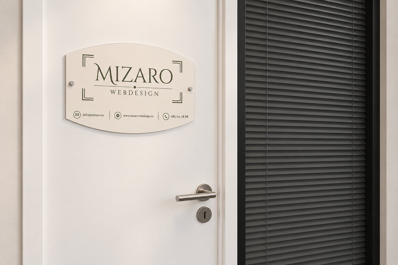 Een bord met het logo van Mizaro Webdesign naast een kantoordeur